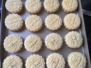 18、广式月饼,五分钟定型后拿出来，用刷子轻轻刷一层蛋液，特别申明一点点的就好，多了颜色很深