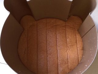 8、小熊慕斯蛋糕,模具底部放一片蛋糕片。