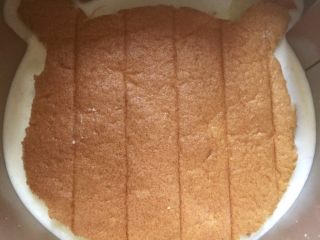 9、小熊慕斯蛋糕,倒入适量慕斯液后再放一片蛋糕片。