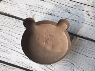 10、小熊慕斯蛋糕,倒入剩下的慕斯液震动模具使表面平整。