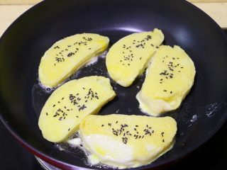 4、蛋煎馒头片,每片馒头片上撒上少许黑芝麻，小火慢煎