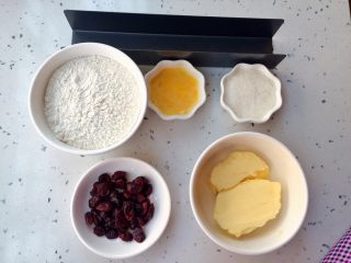 1、家有烤箱＃蔓越莓饼干,各种烘焙材料称好备用。除了糖可以随自己喜欢甜度改变用量，其他材料按配方来，成功率更高哦。