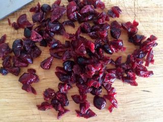 2、家有烤箱＃蔓越莓饼干,蔓越莓切碎。