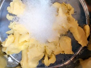 3、家有烤箱＃蔓越莓饼干,黄油室温软化后，加入细砂糖。