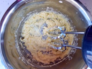 4、家有烤箱＃蔓越莓饼干,用电动打蛋器打发至发白蓬松的羽毛状。