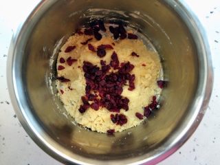 8、家有烤箱＃蔓越莓饼干,加入切碎的蔓越莓干。