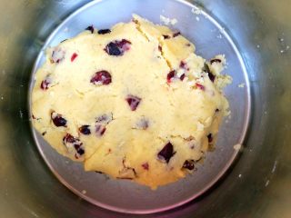 9、家有烤箱＃蔓越莓饼干,揉成面团。