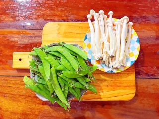 1、健康饮食之翡翠拌白玉（荷兰豆拌白玉菇）,首先我们准备好所有食材！
