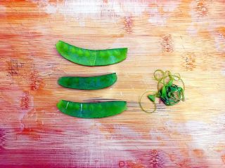 2、健康饮食之翡翠拌白玉（荷兰豆拌白玉菇）,如图所示，用指甲把荷兰豆的两头去掉，并且撕掉两边的老筋！