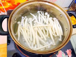 7、健康饮食之翡翠拌白玉（荷兰豆拌白玉菇）,水开后放入白玉菇，煮两分钟！