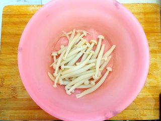 8、健康饮食之翡翠拌白玉（荷兰豆拌白玉菇）,煮好之后捞出来，备用！