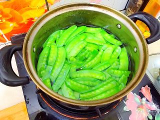 9、健康饮食之翡翠拌白玉（荷兰豆拌白玉菇）,再重新煮一锅水，水开后放入荷兰豆，煮两分钟！