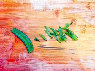 10、健康饮食之翡翠拌白玉（荷兰豆拌白玉菇）,煮好之后的荷兰豆稍微晾凉一下，然后如图所示，斜着切成丝！