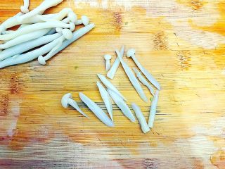 12、健康饮食之翡翠拌白玉（荷兰豆拌白玉菇）,如图所示，白玉菇也同样斜着切成丝！