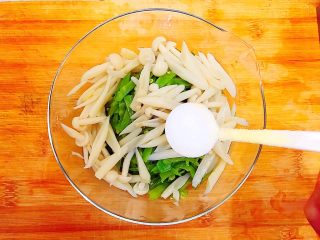 14、健康饮食之翡翠拌白玉（荷兰豆拌白玉菇）,加一小勺盐！