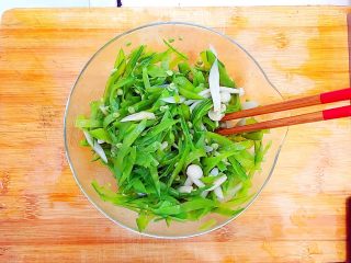 16、健康饮食之翡翠拌白玉（荷兰豆拌白玉菇）,拌均匀！