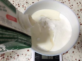 2、奶黄冰皮月饼,倒入牛奶