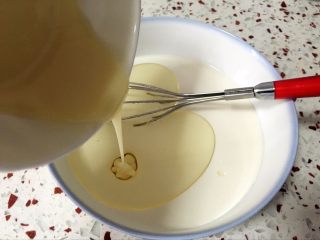 6、奶黄冰皮月饼,倒入炼奶