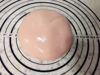 15、奶黄冰皮月饼,冰皮面团会比较粘，建议带上手套糅面，如果没有手套，可以用保鲜袋，直到把浮油全揉进去，揉久一点，口感会更细腻，有余温时揉效果最好，揉好的面团放