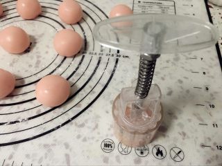 28、奶黄冰皮月饼,轻轻一压，花样冰皮月饼就完工了。