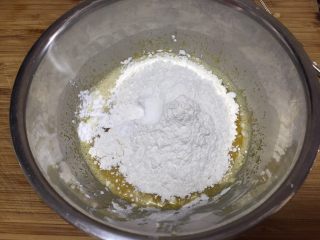 3、基础玛德琳,筛入低筋面粉，泡打粉搅拌均匀