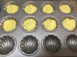 6、基础玛德琳,挤入模具，八分满即可