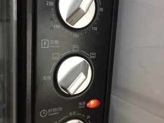 7、基础玛德琳,烤箱预热170度，中层，上下火烤15分钟