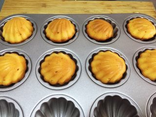 8、基础玛德琳,出炉后趁热脱模，晾凉后装入密封袋，回油后变软，趁热吃是外酥里嫩