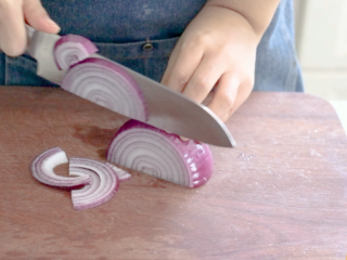 1、吐司培根披萨,洋葱洗净切片