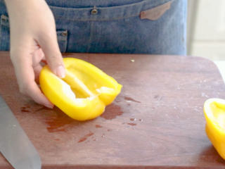 2、吐司培根披萨,黄彩椒洗净去瓤