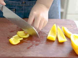 3、吐司培根披萨,黄彩椒切块