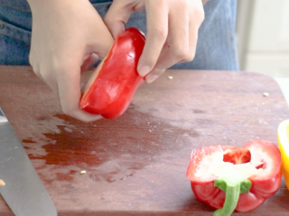 4、吐司培根披萨,红彩椒去瓤切块