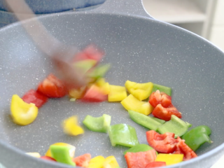 7、吐司培根披萨,彩椒容易出水,锅里不放油翻炒一下,煸出水分