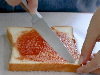 8、吐司培根披萨,吐司面包沿边划一下,注意不要切到底