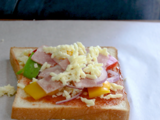 11、吐司培根披萨,再撒成奶酪