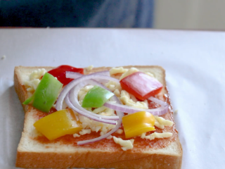 10、吐司培根披萨,再铺上洋葱、彩椒和培根,