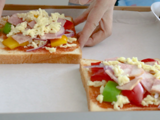 12、吐司培根披萨,做好放在烤盘上