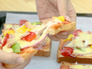 14、吐司培根披萨,上下火180℃烤8-10分钟就好了