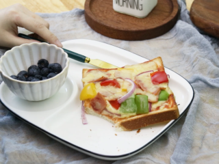 15、吐司培根披萨,活力满满的早餐,精致开胃的mini吐司培根披萨就做好了