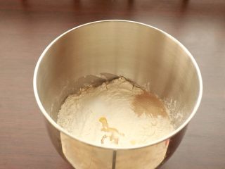 1、萨拉米培根玉米披萨,将高粉 水 盐 酵母 植物油混合均匀，启动揉面