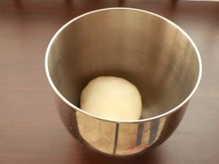 2、萨拉米培根玉米披萨,揉至表面光滑即可，密封室温发酵