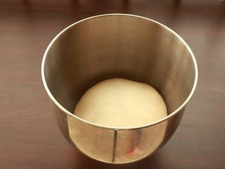 3、萨拉米培根玉米披萨,发酵至约两倍大即可