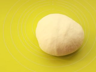 4、萨拉米培根玉米披萨,拿出面团，排气，收圆