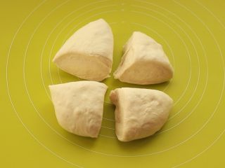 5、萨拉米培根玉米披萨,分成四份