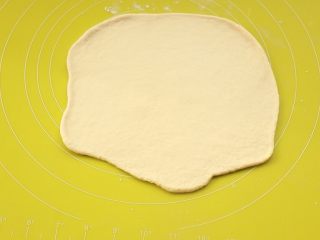 6、萨拉米培根玉米披萨,依次擀开