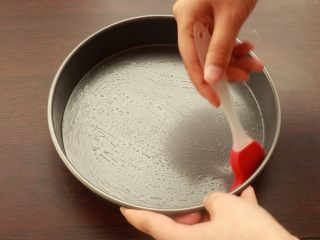 7、萨拉米培根玉米披萨,模具刷油