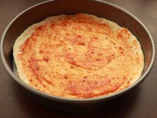 10、萨拉米培根玉米披萨,刷上披萨酱