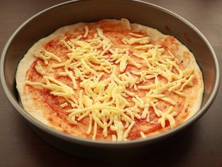 11、萨拉米培根玉米披萨,撒一层马苏里拉芝士