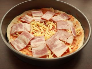 12、萨拉米培根玉米披萨,铺培根