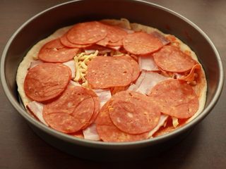 13、萨拉米培根玉米披萨,铺萨拉米肠